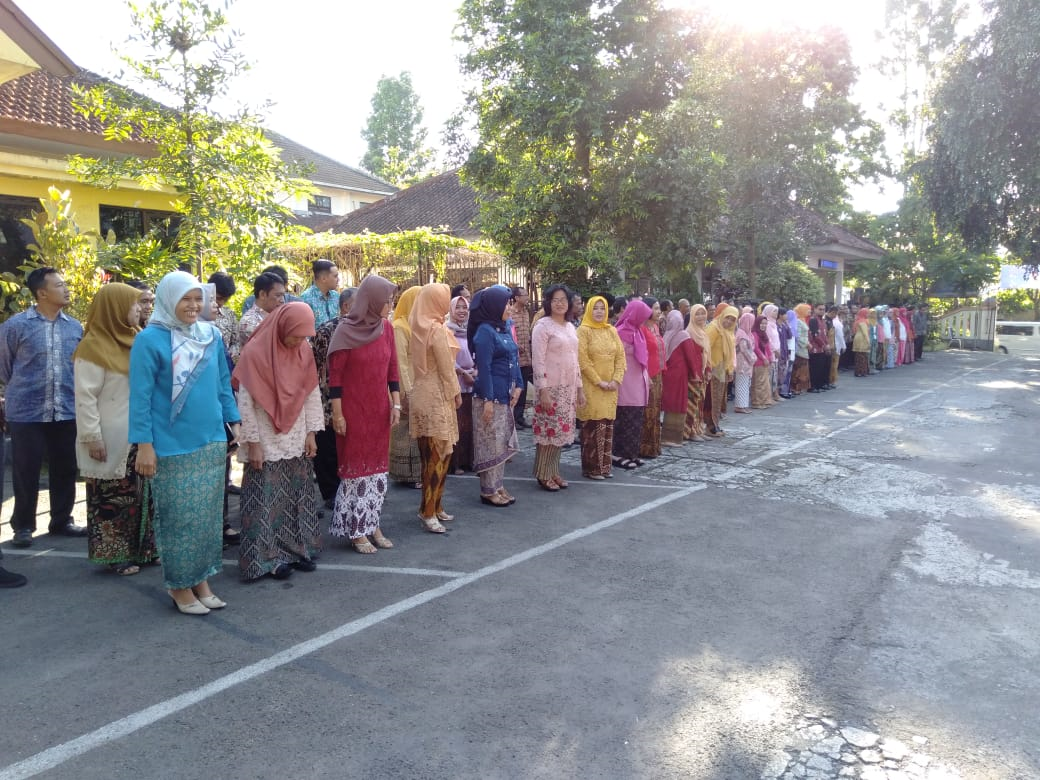 Upacara Peringatan Hari Kartini di Kompleks Suyoto 7
